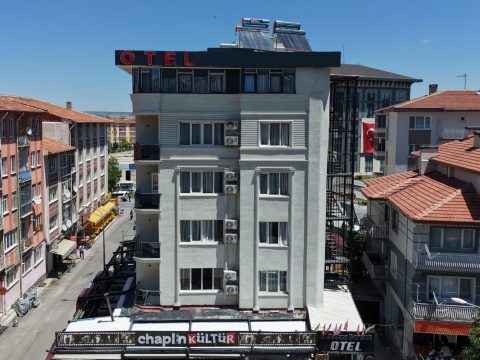 Kütahya Garden Otel'in cadde üzerindeki binası